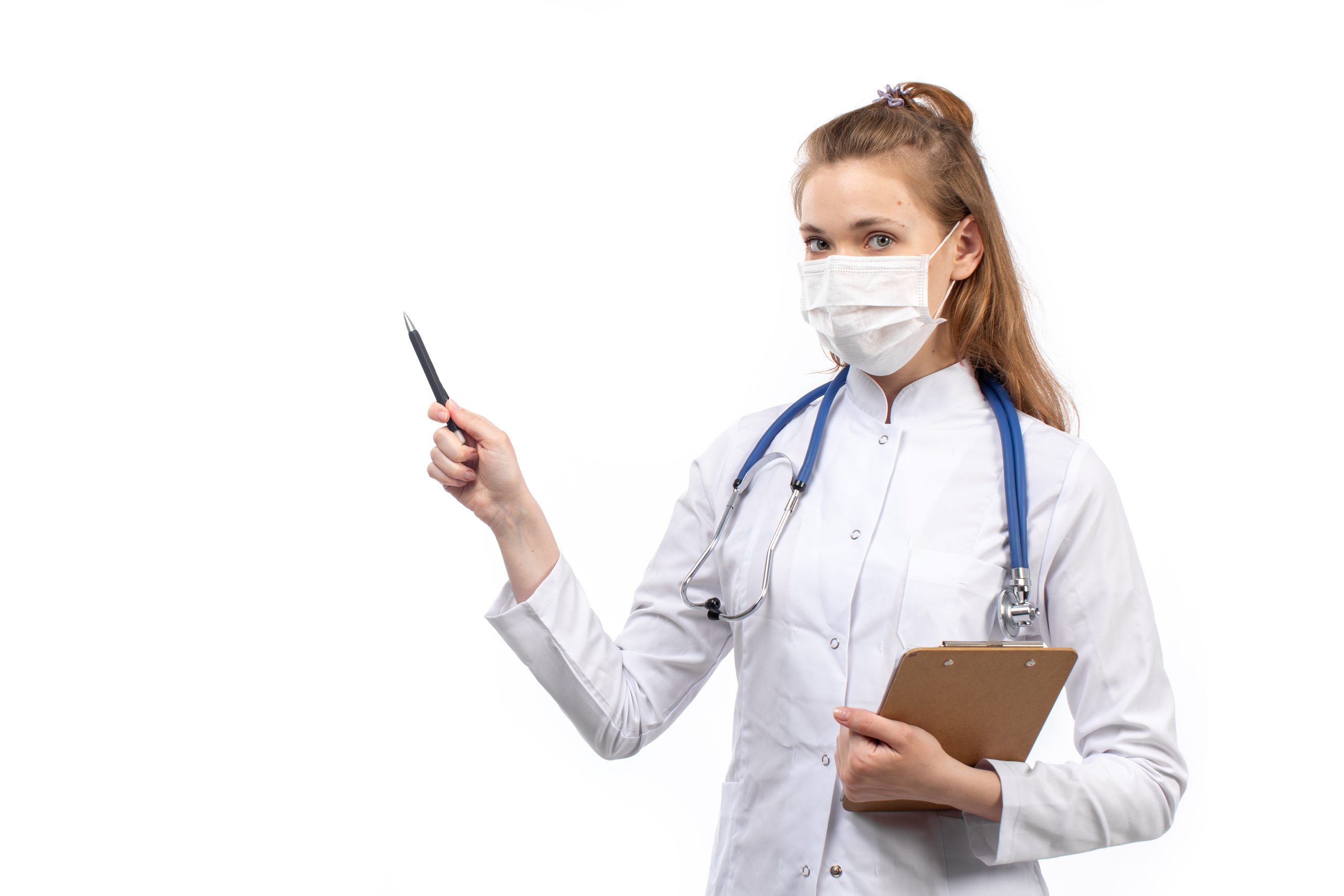 Medic în halat alb notând observațiile din fișa unui pacient
